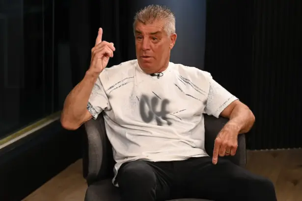 El Gallego González criticó la salida de Ayude y le dejó un recado a los jugadores