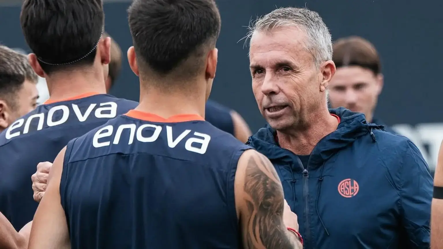 Álvarez vuelve a cambiar: dos modificaciones y la sorpresa de un juvenil en el once 1 El plan de Álvarez para aprovechar la fecha FIFA