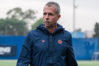 Álvarez arrancó con todo: práctica, firma y debut en puerta