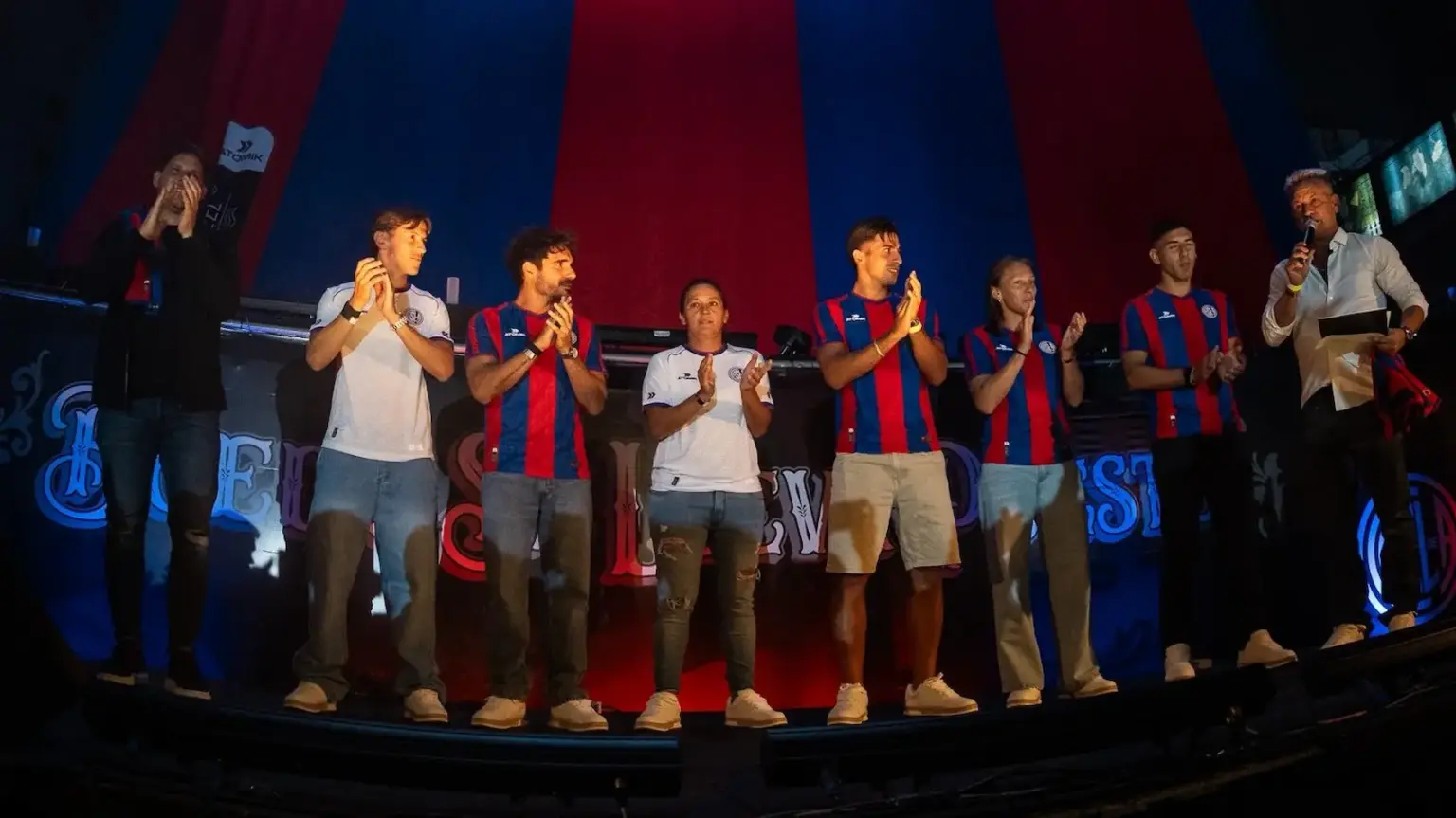 San Lorenzo presentó su nueva camiseta en una fiesta en San Juan y Boedo 1 San Lorenzo presentó su nueva camiseta en una fiesta en San Juan y Boedo