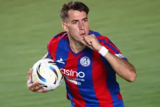 En medio del desastre, Auzmendi sorprendió a todos en su debut
