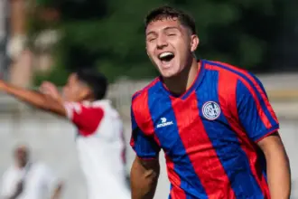 Con uno menos, San Lorenzo ganó el clásico de barrio y volvió a la pelea