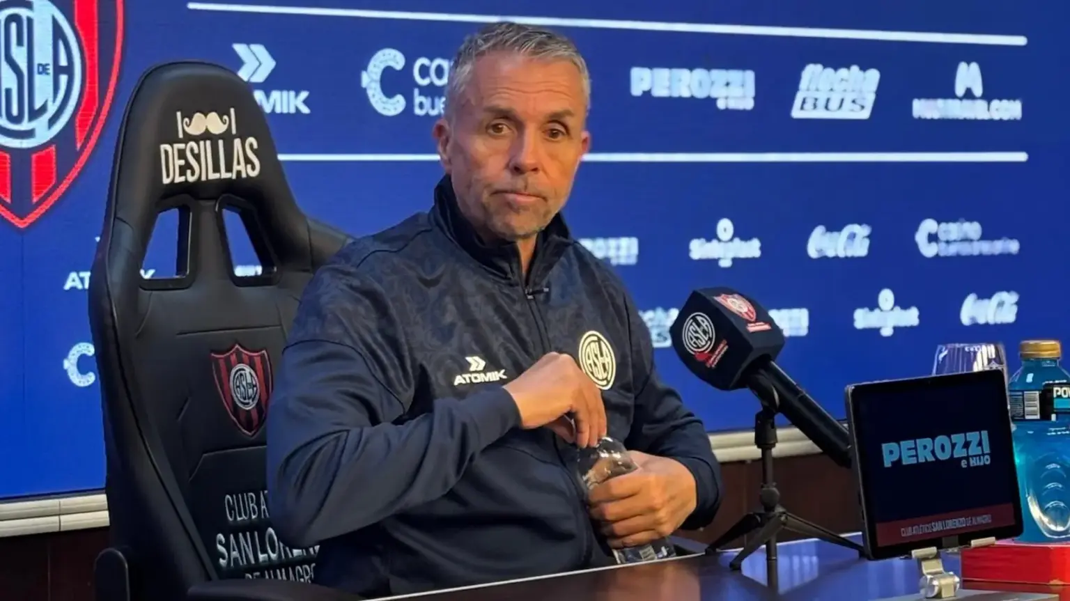 Álvarez no dudó sobre la polémica: “Vi penal en cancha y en las imágenes… ¿alguien vio otra cosa?” 1 Gustavo Álvarez en el partido con Independiente