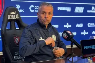 Gustavo Álvarez en el partido con Independiente