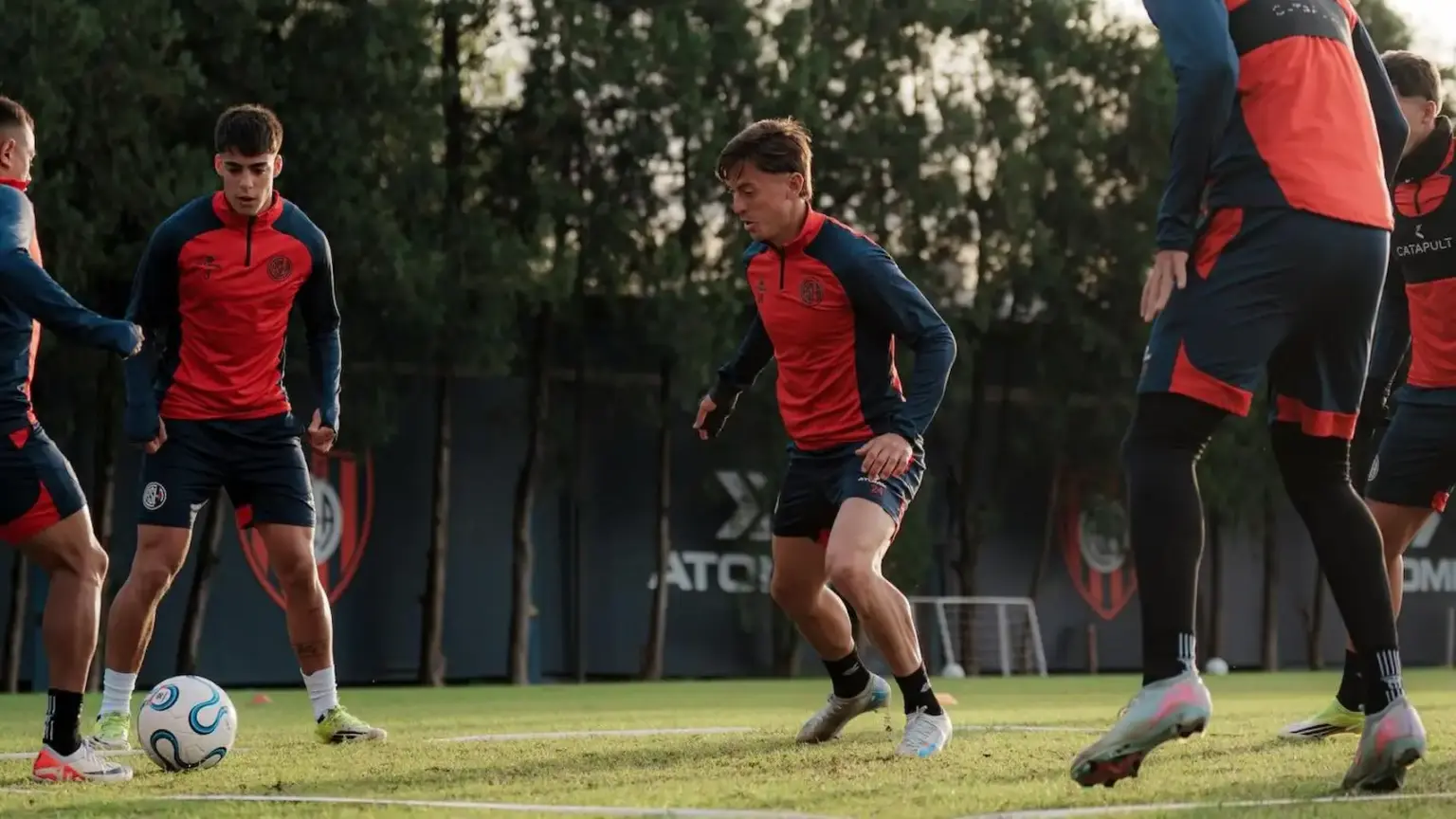 La pieza clave que entrenó diferenciada en la vuelta a las prácticas de San Lorenzo 1 San Lorenzo recupera a un titular y suma un juvenil para viajar a Ecuador