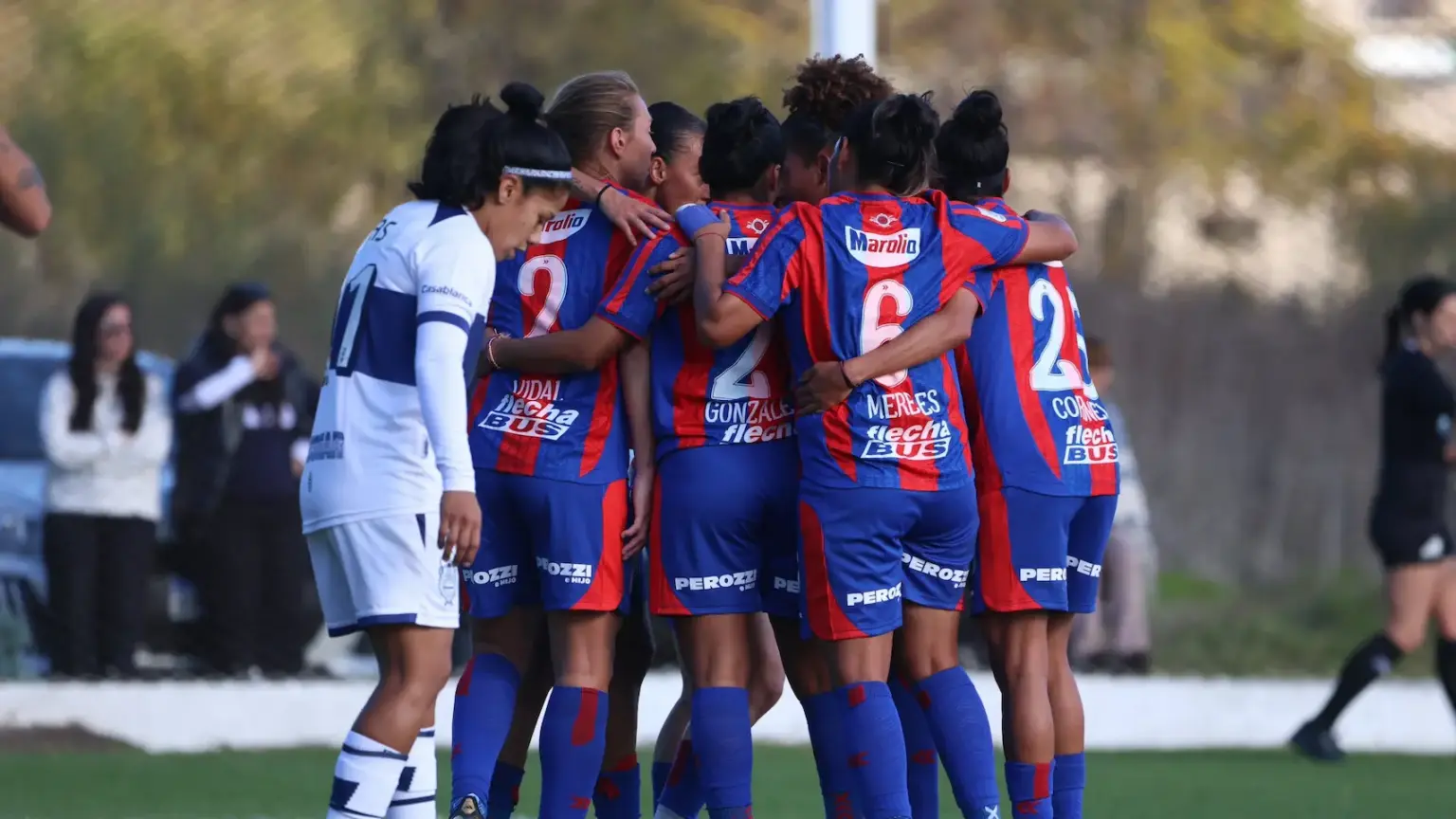 Las Santitas lo dieron vuelta, golearon en La Plata y son líderes del torneo femenino 1 Las Santitas lo dieron vuelta, golearon en La Plata y son líderes del torneo femenino