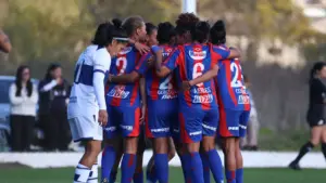 Las Santitas lo dieron vuelta, golearon en La Plata y son líderes del torneo femenino