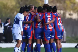 Las Santitas lo dieron vuelta, golearon en La Plata y son líderes del torneo femenino