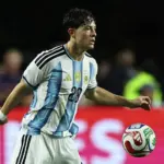 Giay volvió a responder ante Islandia y ahora aguarda la decisión de Scaloni para ir al Mundial