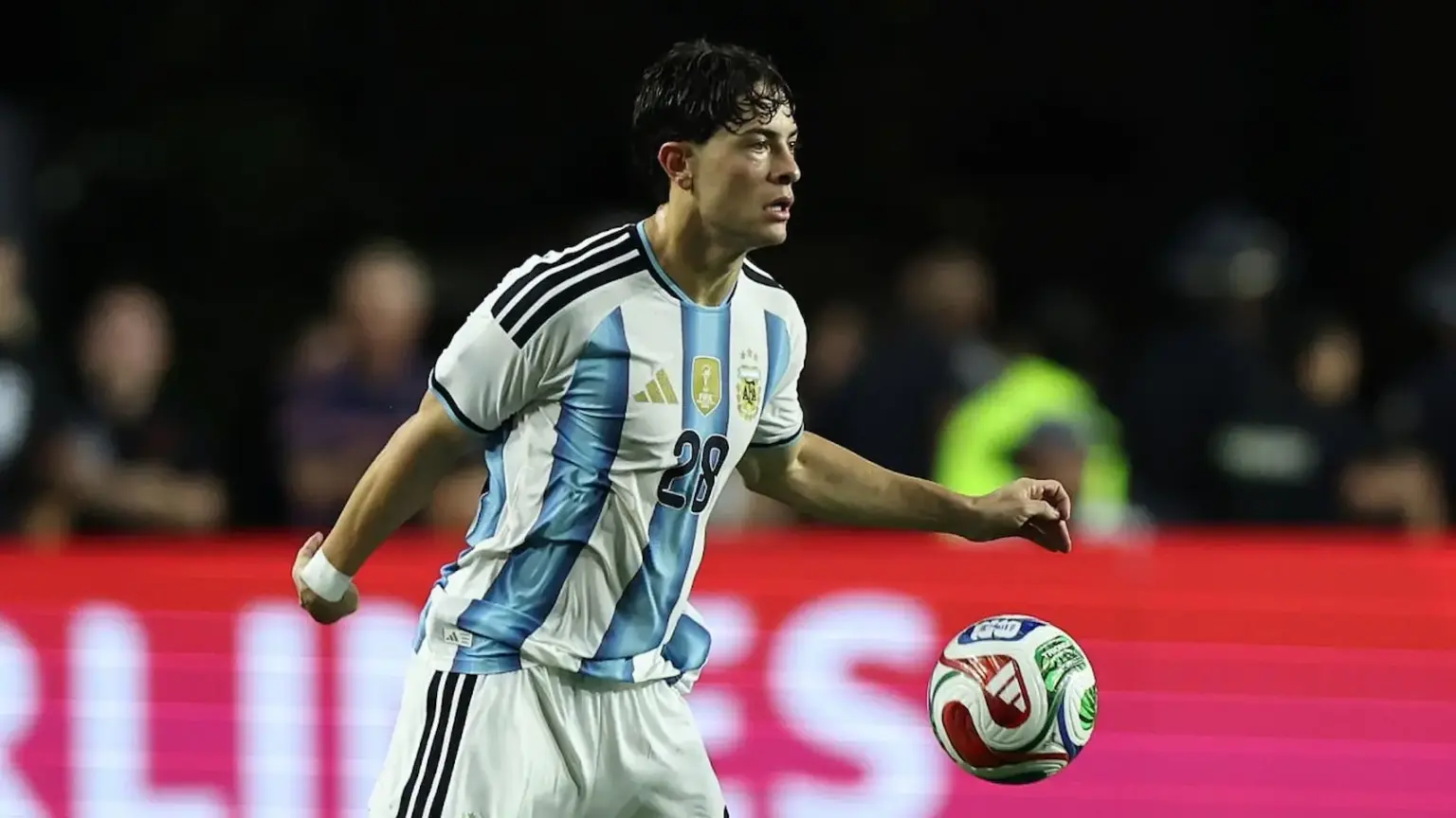 Giay volvió a responder ante Islandia y aguarda la decisión de Scaloni 1 Giay volvió a responder ante Islandia y ahora aguarda la decisión de Scaloni para ir al Mundial