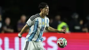 Giay volvió a responder ante Islandia y ahora aguarda la decisión de Scaloni para ir al Mundial