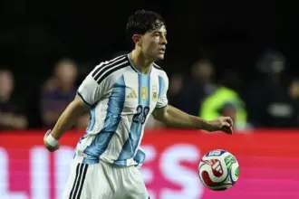 Giay volvió a responder ante Islandia y ahora aguarda la decisión de Scaloni para ir al Mundial