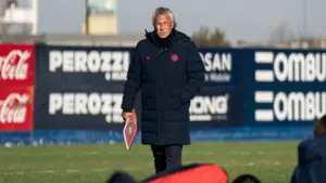 Néstor Gorosito dirigiendo la práctica de San Lorenzo