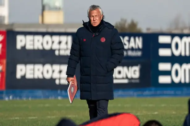 Néstor Gorosito dirigiendo la práctica de San Lorenzo