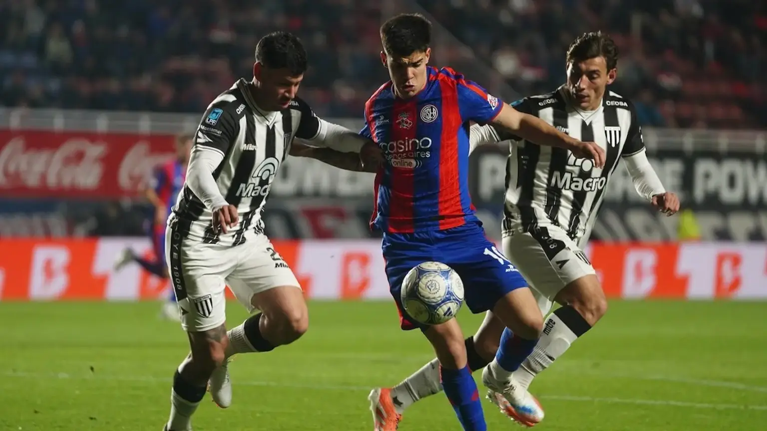 Facundo Gulli en el partido de San Lorenzo con Gimnasia de Mendoza