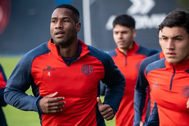 Jhohan Romaña se entrenó diferenciado y su salida de San Lorenzo está cada vez más cerca