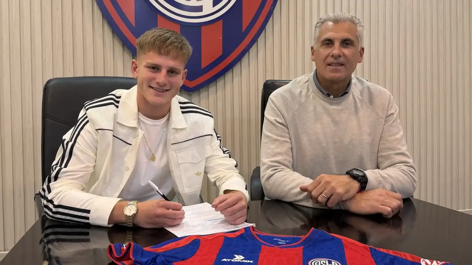 Rechazó irse libre a Italia y firmó un nuevo contrato con San Lorenzo 1 Juan Cruz Crisafulli renovó con San Lorenzo hasta 2028 y rechazó irse libre a Italia