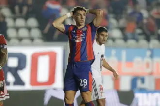 Rodrigo Auzmendi en el partido de San Lorenzo vs Riestra