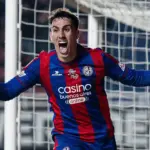 Auzmendi festeja el gol de San Lorenzo