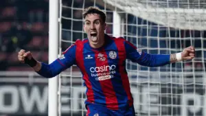 Auzmendi festeja el gol de San Lorenzo