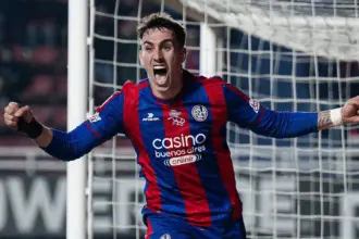 Auzmendi festeja el gol de San Lorenzo