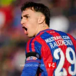 Rodrigo Auzmendi en el clásico de barrio contra Huracán