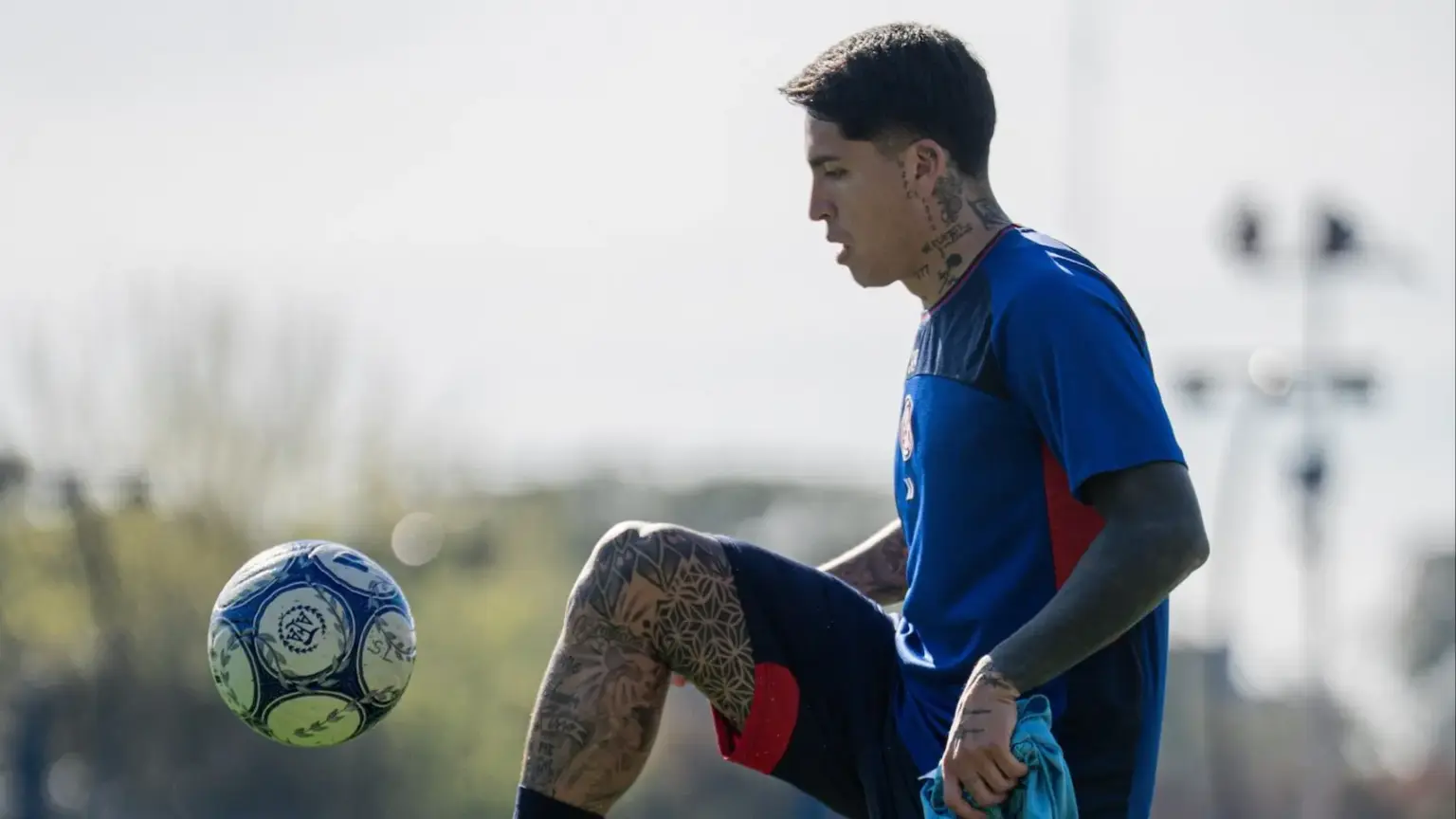 El debut de Farías en San Lorenzo deberá esperar: viajó, pero no jugará ante Instituto 1 Facundo Farías no jugará ante Instituto