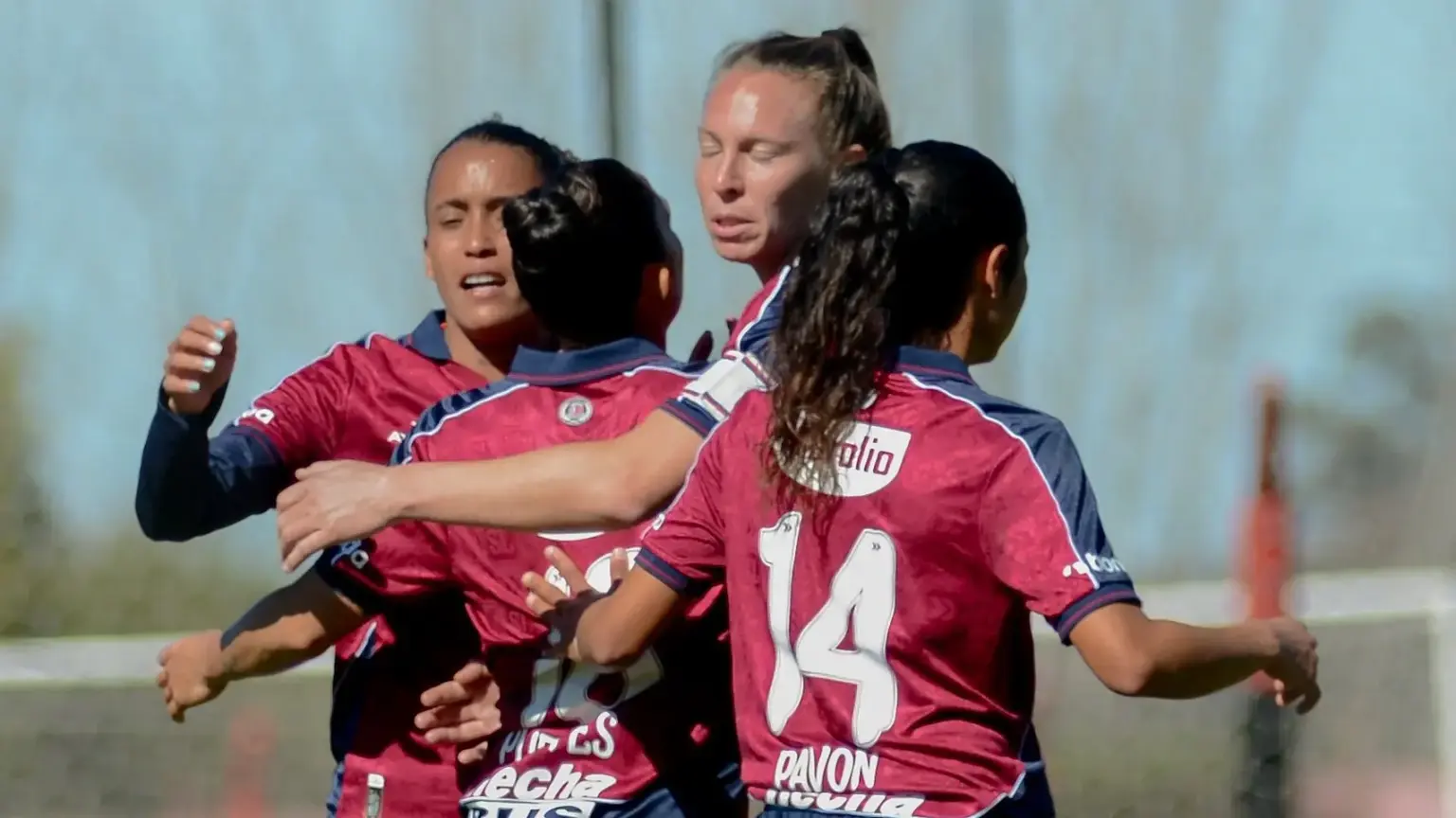 Goleada de Las Santitas: San Lorenzo aplastó a Newell's y quedó escolta 1 Goleada de Las Santitas: San Lorenzo aplastó a Newell's y quedó escolta