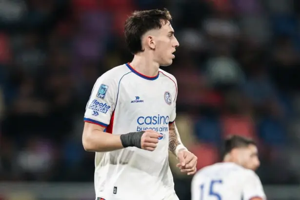 Rodrigo Auzmendi en el partido con Central Córdoba