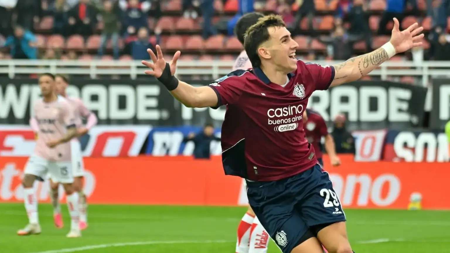 San Lorenzo se desahogó ante Unión: 1-0 y una victoria para empezar a cambiar el rumbo 1 Auzmendi festejando el gol de San Lorenzo
