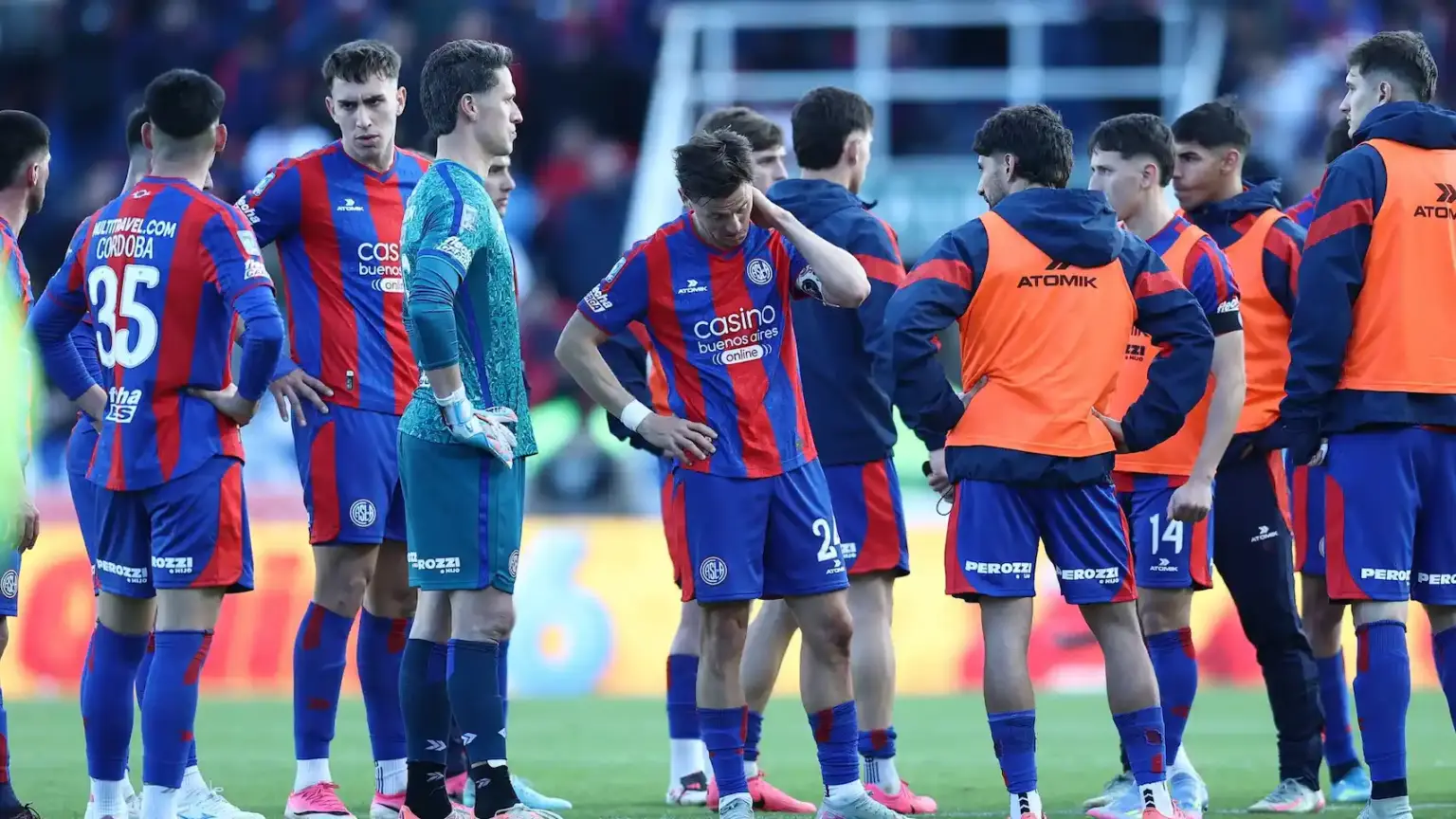 La bronca que ya no distingue a nadie: jugadores, Gorosito y dirigentes, en el centro de las críticas 1 Hartazgo total en San Lorenzo: silbidos, cánticos y bronca contra todos tras perder el clásico