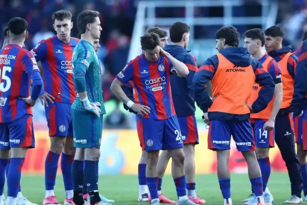 Hartazgo total en San Lorenzo: silbidos, cánticos y bronca contra todos tras perder el clásico