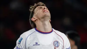 Rodrigo Auzmendi en el partido de San Lorenzo contra Independiente