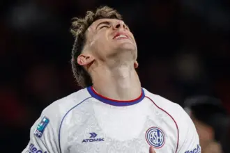 Rodrigo Auzmendi en el partido de San Lorenzo contra Independiente