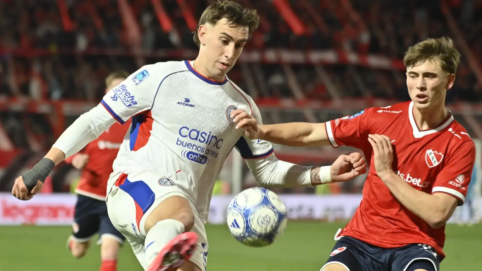 Pesada herencia: la alarmante racha en los clásicos que San Lorenzo no logra cortar 1 Rodrigo Auzmendi en el partido de San Lorenzo contra Independiente