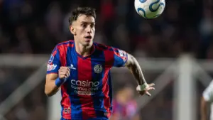 Rodrigo Auzmendi en un partido de San Lorenzo