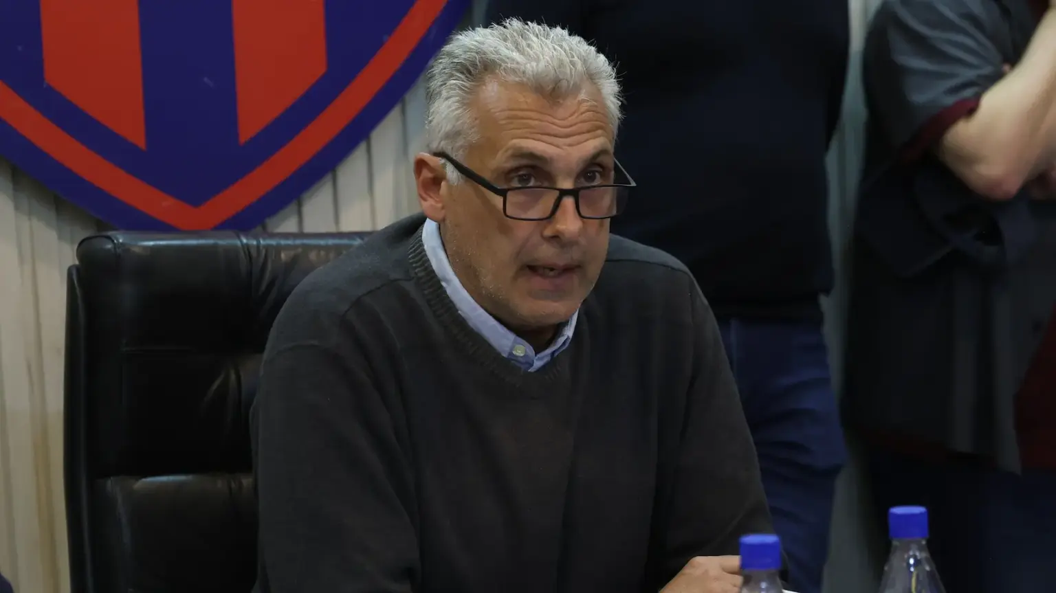 Culotta hizo un balance de sus primeros 100 días en San Lorenzo y defendió su gestión 1 culotta reuion comision directiva anteojos 100 dias