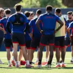 Insua y los jugadores reunidos en la cancha auxiliar de la Ciudad Deportiva
