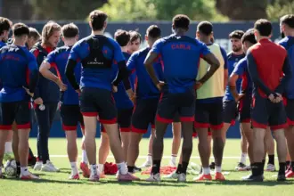 Insua y los jugadores reunidos en la cancha auxiliar de la Ciudad Deportiva