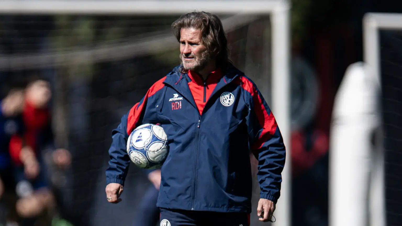 ¿De relegado a titular? La línea de tres de Insúa en San Lorenzo ya tiene una sorpresa 1 insua entrenamiento pelota 2026