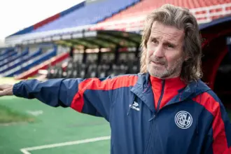 Vuelve la línea de 5: el cambio táctico de Insua para su debut en San Lorenzo