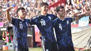 Uriel Ojeda en el festejo de la Selección Argentina por la victoria contra Uruguay