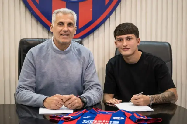 Dos renovaciones y tres pibes que firmaron sus primeros contratos en San Lorenzo