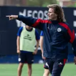 insua dando indicaciones en la practica de san lorenzo