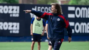 insua dando indicaciones en la practica de san lorenzo