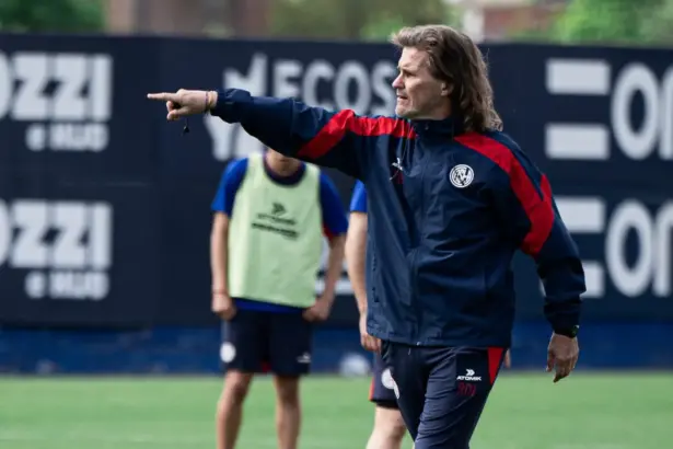 insua dando indicaciones en la practica de san lorenzo